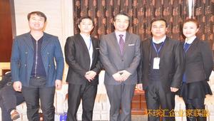 联盟领导(右二)与军事专家张召忠(中)合影